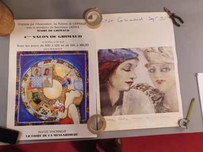 une photo représentant une femme et une horloge posées sur une table