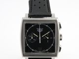 Gros plan sur une montre à cadran noir