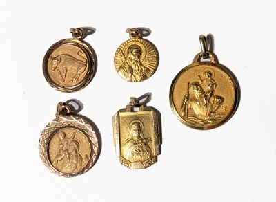 quatre pendentifs religieux plaqués or représentant la Vierge à l'Enfant
