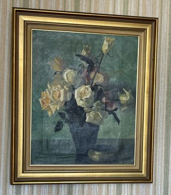 un tableau de fleurs dans un vase sur le mur