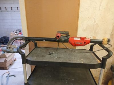 une image représentant un chariot de chantier sur lequel sont posés des outils