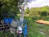 une bétonnière garée au milieu d'un champ