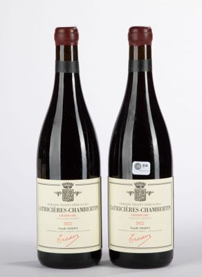 deux bouteilles de vin rouge posées l'une à côté de l'autre sur une table