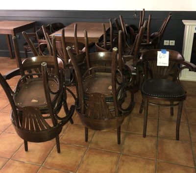 beaucoup de chaises et une table dans une pièce