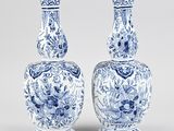 paire de vases bleus et blancs à motifs floraux