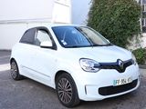 une photo d'une voiture blanche garée devant une maison