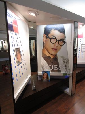 une vitrine avec la photo d'un homme portant des lunettes