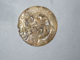 une image représentant une broche en or ornée d'un motif