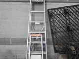 une échelle appuyée contre un mur