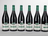 six bouteilles de vin sont alignées dans une rangée