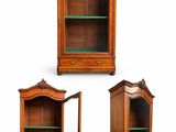 quatre meubles, dont une bibliothèque, un meuble de rangement et un miroir