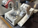 une machine posée sur une table