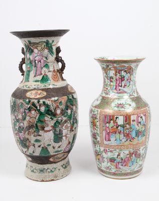 CHINE, FIN XIXe SIÈCLE Deux vases, l’un en porcelaine de Can…