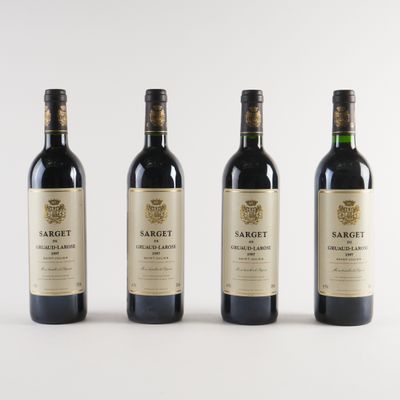 trois bouteilles de vin sont alignées sur une surface blanche