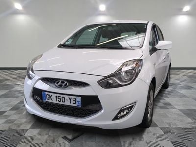 la photo d'une voiture blanche garée dans un garage