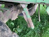un gros plan sur un pneu de tracteur et un pneu posé sur l'herbe