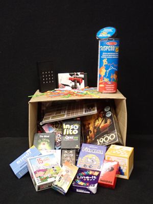 une boîte en carton remplie de livres et une canette de soda
