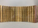 une pile de vieux livres posés les uns sur les autres