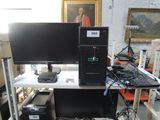 un bureau d'ordinateur équipé de deux écrans, d'un clavier et d'une souris