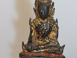 une statue représentant une personne assise en position du lotus