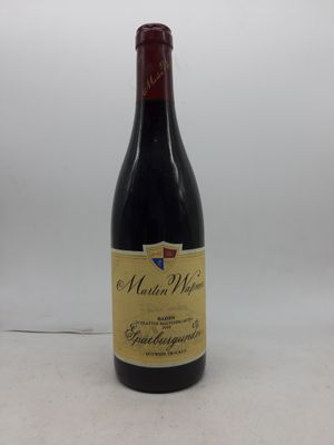 gros plan d'une bouteille de vin sur une table