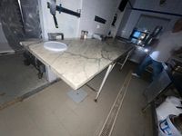 1 table de façonnage au plateau en marbre blanc