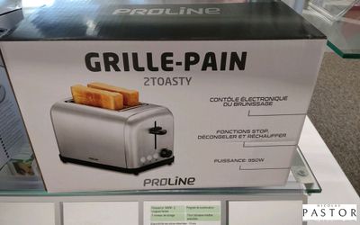 une boîte de grille-pain exposée dans un magasin