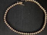 un bracelet en or et diamants sur fond noir