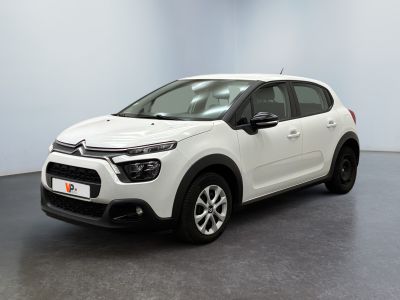 Une Citroën blanche est garée dans une grande pièce