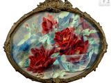 une photo d'un tableau représentant des roses rouges dans un bol en verre