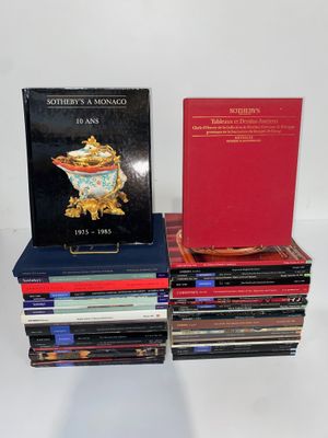 plusieurs livres sont empilés sur une table