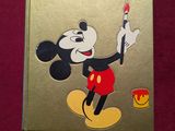 tableau représentant Mickey Mouse tenant un pinceau sur un fond rouge