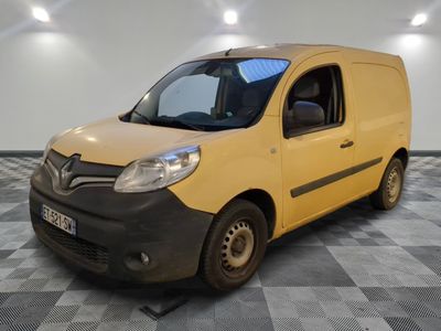 La camionnette jaune est garée sur un sol à damier dans une pièce