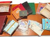 une table sur laquelle sont posés de nombreux livres et cartes