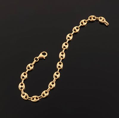 un bracelet à chaîne en or avec un fermoir sur fond noir