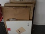 une pile de cartons posée sur un réfrigérateur