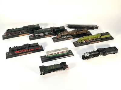ATLAS. Ensemble de 5 locomotives / motrices et un wagon mont…