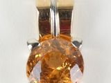 une image montrant un gros plan d'un pendentif en diamant jaune sur fond blanc