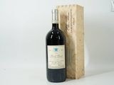 une bouteille de vin posée à côté d'une caisse en bois