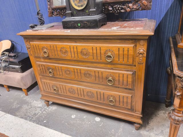 Commode droite ouvrant à trois tiroirs, dessus marbre rouge H : 9...