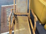 une chaise qui se trouve dans une pièce où il y a un tapis