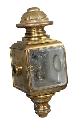 une petite lampe fixée au mur