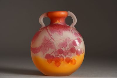 un vase avec un motif floral posé sur une table