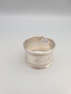 gros plan d'une bague en argent sur une surface blanche