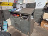 une armoire métallique sur laquelle sont posés tout un tas d'objets