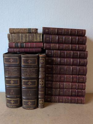 plusieurs vieux livres empilés sur une table