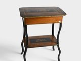 une petite table avec un plateau en bois et des pieds noirs