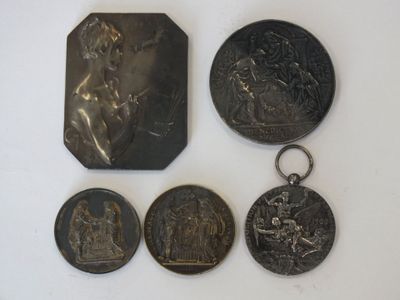 trois médailles d'argent et de bronze ainsi qu'une plaque représentant une femme à cheval