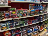 beaucoup de jouets sur les étagères du magasin
