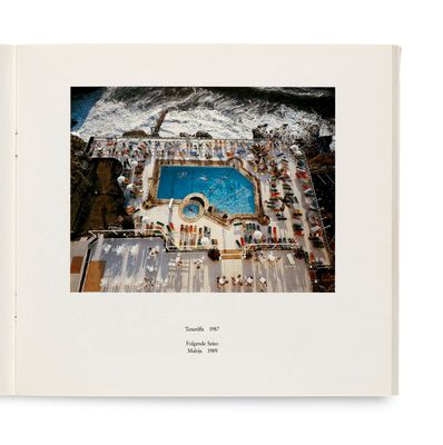 un livre présentant une vue aérienne d'une piscine entourée d'eau